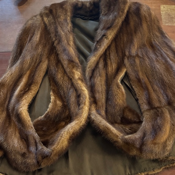 Elegant Vintage Mink Cape - Picture 6 of 6